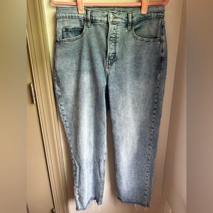 Straight leg jeans with frayed hem